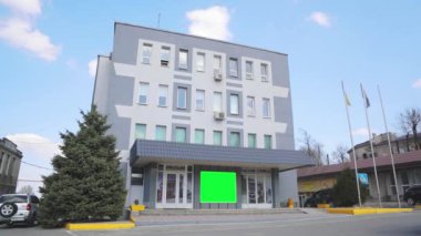 Reklam pankartı yeşil ekranda. Reklamlarınızı eklemek için yeşil ekran alanı olan bir ofis binası. Yeşil ekranlı ofis binası.