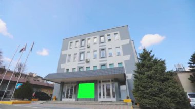 Reklamlarınızı eklemek için yeşil ekran alanı olan bir ofis binası. Yeşil ekranlı ofis binası. reklam afişi yeşil ekran