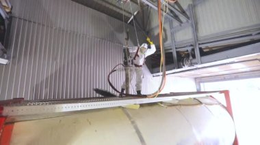 Tank kamyonu temizleme operasyonu. Tanker kimyasal temizlik işinde. Kamyon tankını içeriden temizliyorum.