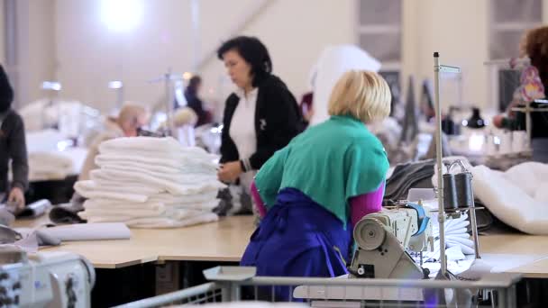 Διαδικασία εργασίας σε εργοστάσιο κλωστοϋφαντουργίας. Οι γυναίκες δουλεύουν σε εργαστήρι ραπτικής. Σύγχρονο εργοστάσιο υφασμάτων — Αρχείο Βίντεο