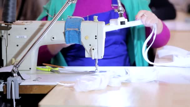 Une femme travaille dans une usine de vêtements. Une femme travaille sur une machine à coudre. Fabrication de textiles dans une usine — Video