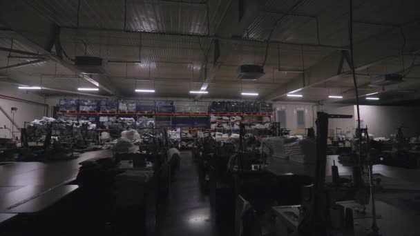 Začátek pracovního dne v továrně. Zapínám světla v továrně. Rámec pro spuštění videa — Stock video
