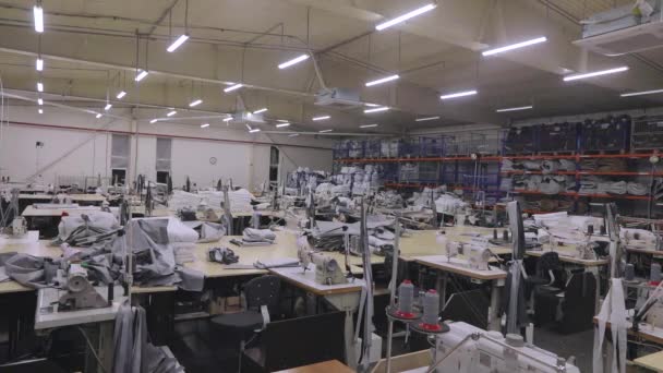 工場での作業日の終わり。工場内の照明を消しなさい。衣服工場の照明を消す。縫製工場での作業日の終了 — ストック動画