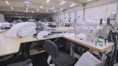 Modern bir dikiş atölyesinde panorama. Güzel bir dikiş atölyesi. Üretimi insanlar olmadan yapmak