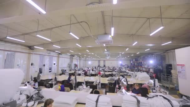 Σβήνω τα φώτα σε ένα μεγάλο εργοστάσιο ρούχων. Τέλος της εργάσιμης ημέρας στο εργαστήριο ενός εργοστασίου ενδυμάτων. Σβήνω τα φώτα στο εργοστάσιο.. — Αρχείο Βίντεο