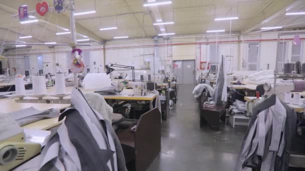 An empty sewing workshop. Panorama of a large sewing workshop. Large sewing production — Video Stock