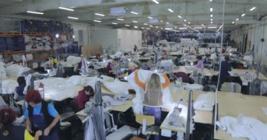 Bir giyim fabrikasının atölyesinde çalışma süreci. Dikiş fabrikasında çalışıyorum. Terziler tekstil fabrikasında çalışıyor.