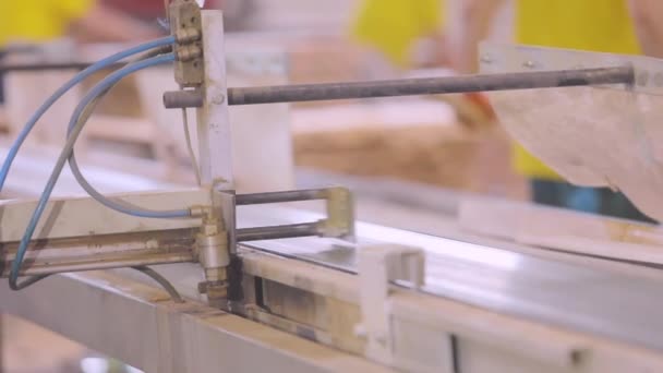 Produktionsprozess für Möbelkarton. Automatisiertes Förderband in einer Möbelfabrik. Automatisierte Produktionslinie in einer Möbelfabrik. — Stockvideo