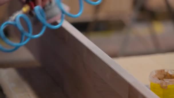 Trämöbler slipning. En arbetare slipar en trädel på en möbelfabrik. Möbeltillverkningsprocess — Stockvideo