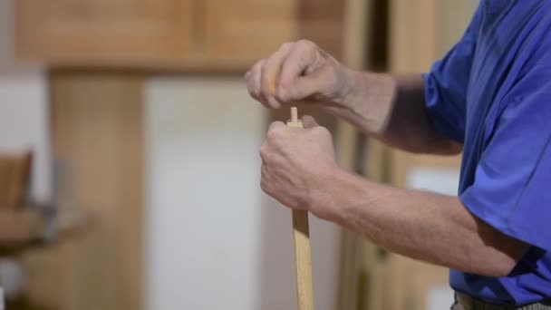 Manuelle Möbelmontage. Die Männer bauen Holzmöbel zusammen — Stockvideo