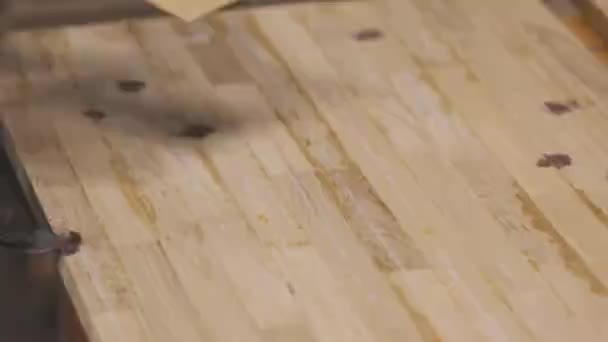 Correctie van defecten in een houten plank. Afdekken van onregelmatigheden op een houten plank — Stockvideo