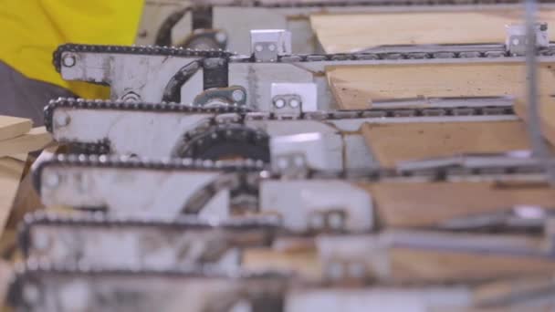 Productie van meubelplaten. Automatische transportband in een meubelfabriek. Geautomatiseerde productielijn in een meubelfabriek. — Stockvideo