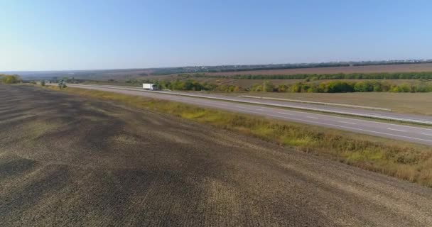 Camiones que conducen a lo largo de la vista superior de la carretera, camión transporta mercancías vista superior — Vídeos de Stock