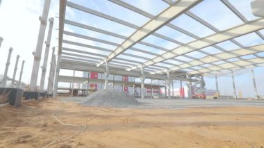 Güçlendirilmiş beton çatı. Gökyüzüne karşı güçlendirilmiş beton yapı