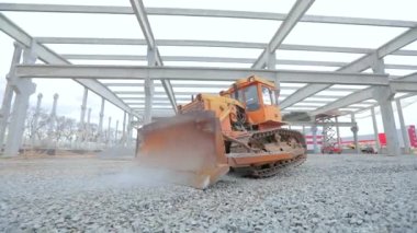 İnşaat alanında sarı buldozer. İnşaat alanında buldozer. Ağır inşaat ekipmanları