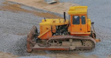 İnşaat alanında buldozer. İnşaat alanında sarı buldozer. Ağır inşaat ekipmanları