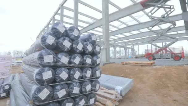 Cantiere esterno, materiali da costruzione nel cantiere. Rotoli di nuovi materiali nel cantiere — Video Stock