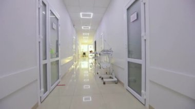 Kamera engelliler için boş bir tekerlekli sandalyeye yakınlaşıyor. Klinik koridorunda tekerlekli sandalye. Kaybı taklit eden bir çerçeve. Modern bir kliniğin içinde.