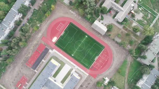 Αθλητικό συγκρότημα από αέρος. Στάδιο ποδοσφαίρου. Νέο γήπεδο ποδοσφαίρου drone view — Αρχείο Βίντεο