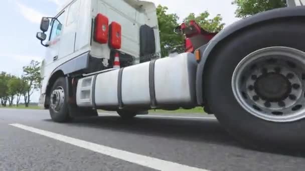 Ciężarówka jest w ruchu. Strzelanie do kół ciężarówki zbliżenie. Ciężarówka porusza się po autostradzie. — Wideo stockowe