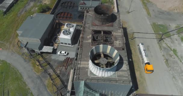 Torre de enfriamiento de un dron. Torres de refrigeración industrial. Torres de refrigeración húmedas. Torres de refrigeración por evaporación — Vídeo de stock