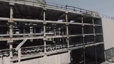 Fabrikada eski bir soğutma kulesi. Eski nemli soğutma kulesi havadan görüntüsü. Soğutma kulesi