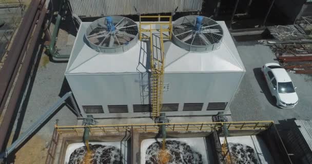 Torre de arrefecimento de um drone. Torres de refrigeração industrial. Torres de arrefecimento molhadas. Torres de refrigeração por evaporação — Vídeo de Stock