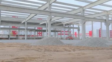 Güçlendirilmiş beton yapısı olan bir inşaat alanı. Büyük bir sanayi binasının inşaatı. İnşaat alanında endüstriyel iç mekan.