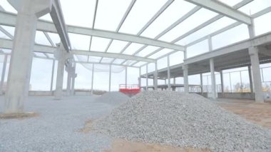 Büyük bir sanayi binasının inşaatı. Güçlendirilmiş beton yapısı olan bir inşaat alanı. İnşaat alanında endüstriyel iç mekan..