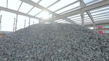 İnşaat alanında granit bir taş yığını. İnşaat alanında inşaat malzemeleri.