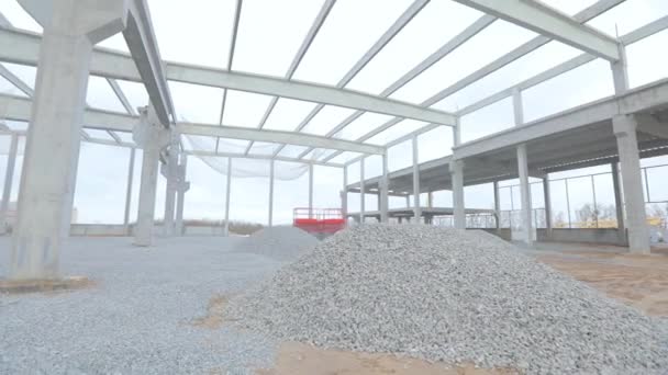 Costruzione di un grande edificio industriale. Cantiere con struttura in cemento armato. Interni industriali in un cantiere. — Video Stock