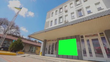 Reklamlarınızı eklemek için yeşil ekran alanı olan bir ofis binası. Yeşil ekranlı ofis binası. reklam afişi yeşil ekran