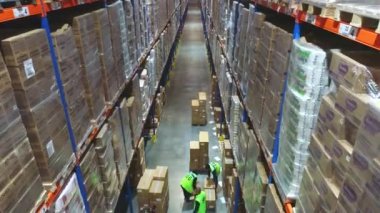 Depoda modern bir forklift. Modern bir depoda iş akışı. Büyük depo üst görünümü