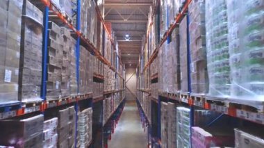 Kutularla dolu bir depoda sanayi bölgesi. Büyük, modern bir depoda uçuş..