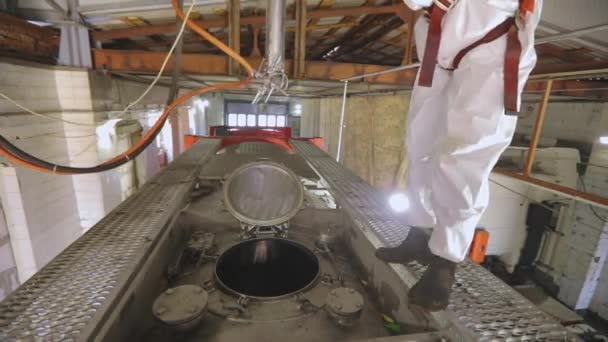 Wewnętrzne mycie i gotowanie zbiorników. Czyszczenie cysterny od wewnątrz. Tankowiec jest w chemicznym czyszczeniu.. — Wideo stockowe