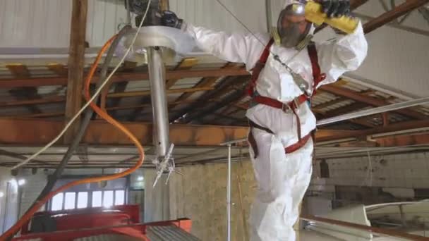 Trabajador en protección química. Un trabajador con traje protector en una estación de limpieza. Trabajador trabaja con productos químicos peligrosos — Vídeos de Stock