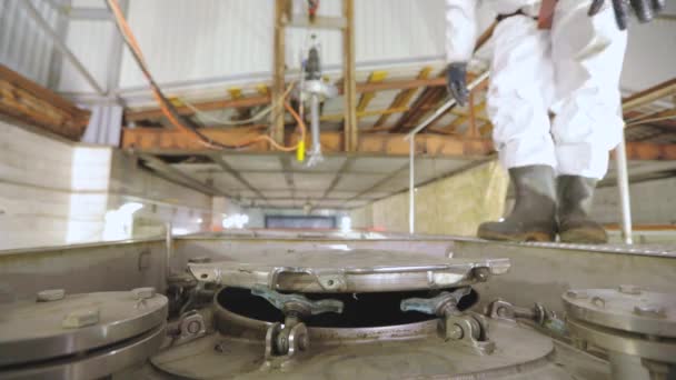 Limpieza automática de vapor del petrolero. Trabajador en protección química. Un trabajador hace una limpieza química de un camión cisterna con vapor desde el interior. — Vídeos de Stock