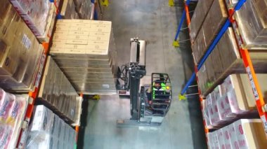 Modern bir depoda çalışıyorum. Büyük bir depoda forklift. Büyük modern depo.
