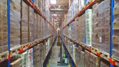 Modern bir depoda iş akışı. Depoda modern bir forklift. Büyük depo üst görünümü