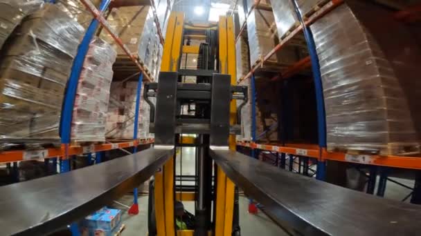 Il carrello elevatore si sta muovendo nel magazzino. Veicoli specializzati si muovono intorno al magazzino. Carrelli elevatori POV. punto di vista — Video Stock