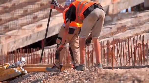 Épületépítés. Munkafolyamat egy építkezésen. Az építők megerősített betonszerkezetet alkotnak — Stock videók