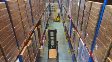 Modern bir depoda çalışıyorum. Büyük bir depoda forklift. Büyük modern depo.
