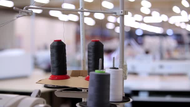 Dikiş fabrikasında dikiş malzemeleri. Dikiş fabrikasındaki dikiş işlemine yakın çekim. Bir tekstil fabrikasında ekipman. — Stok video
