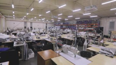 Fabrikada iş gününün sonunda. Videonun sonu için çerçeve. Fabrika atölyesinin ışıklarını kapatıyorum..