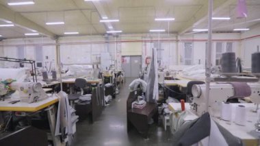 Boş bir dikiş atölyesi. Büyük bir dikiş atölyesinin panoraması. Büyük dikiş üretimi