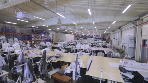 Een lege naaiatelier. Panorama van een grote naaiatelier. Grote naaiproductie — Stockvideo