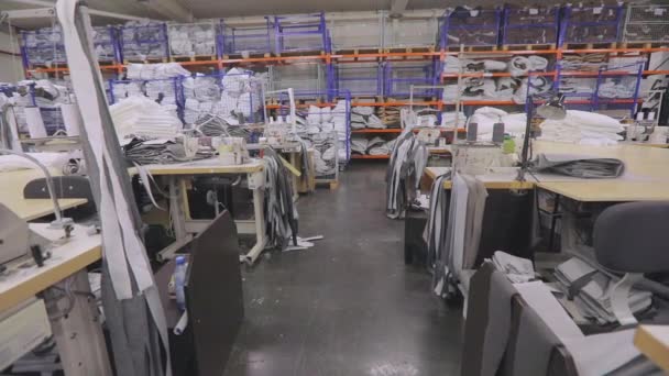 A sewing workshop without people. Sewing workshop before the start of the working day. The atmosphere in the sewing workshop — Stockvideo