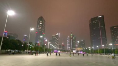 Sokakta dans eden Asyalılar. Asyalılar büyük caddede egzersiz yapıyorlar.