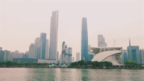 Vista de Guangzhou a través del río Pearl River. Distrito financiero de Guangzhou. Rascacielos cerca del río Pearl. — Vídeos de Stock