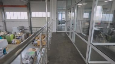 Üretim salonuna bakan yönetim ofisi. Büyük bir fabrikanın modern atölyesi.